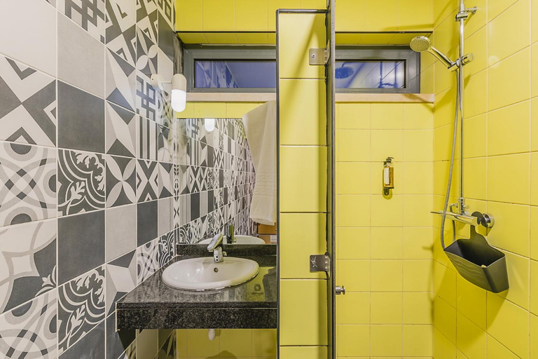 Bathroom 3, HI Arrifana Destination Hostel, Aljezur