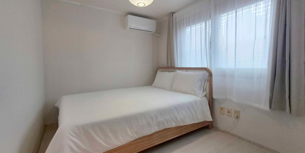 Bedroom 1, 핑크 White Linen House,3br, Mapo