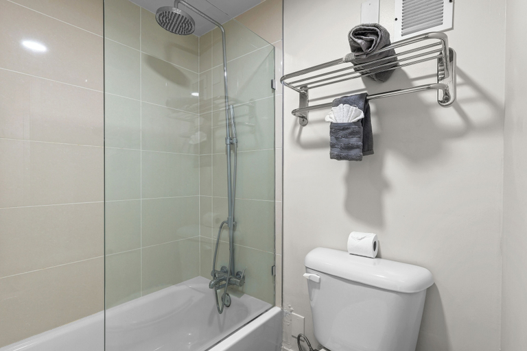 Bathroom 4, Budget Disney Room Pool & Parking, Osceola