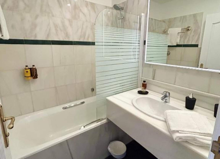 Bathroom 4, Le Royal Picardie, BW Signature Collection, Somme