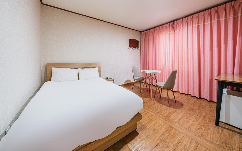 Bedroom 4, Oreum Motel, Jeju