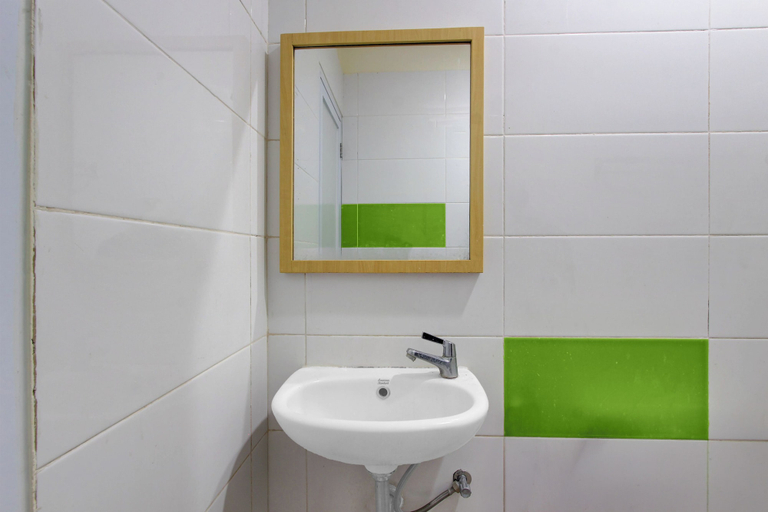 Bathroom 4, Hotel O near Taman Sriwedari formerly In, Solo