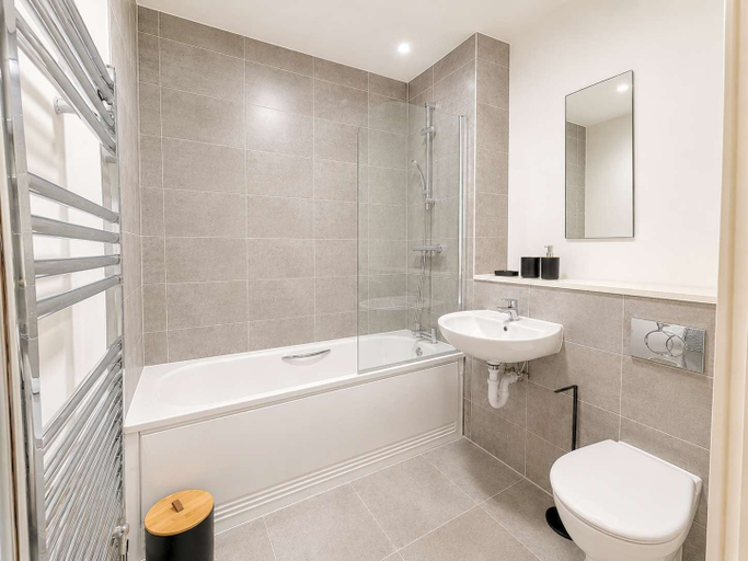 Room 3, Riverside Corner Duplex With Sun Drenched Balcony Sleeps 6 Monthly Stays, Manchester