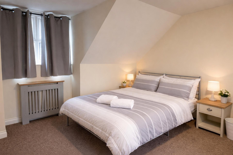 Room 2, Sleeps8-familyfriendly-freeparking-30mintoheathrow, Wokingham