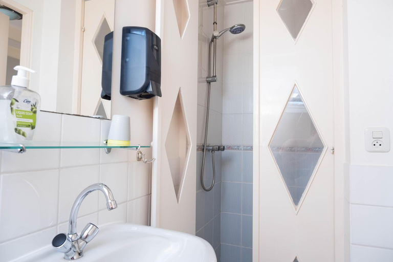Bathroom 2, 't Lytse Knipke, Lemsterland