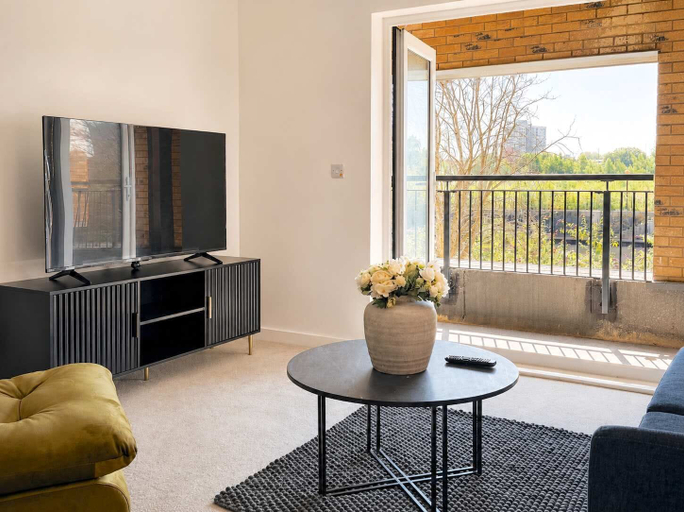 Room 2, Riverside Corner Duplex With Sun Drenched Balcony Sleeps 6 Monthly Stays, Manchester