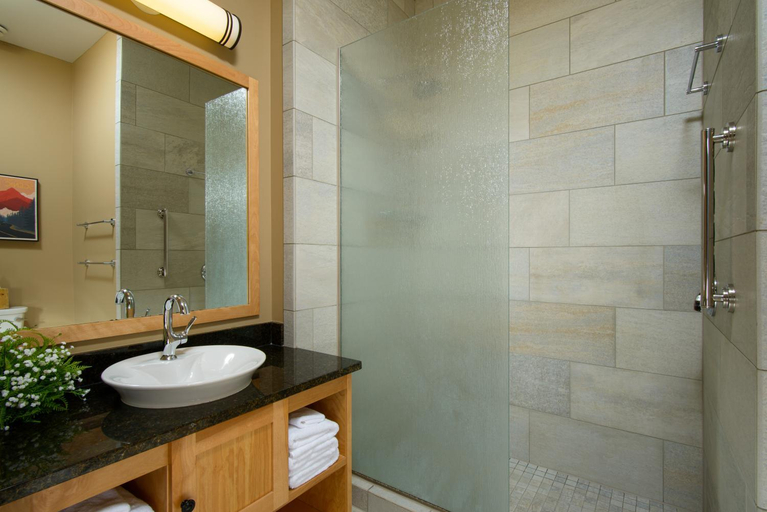 Bathroom 4, Burke Mountain Hotel, Caledonia