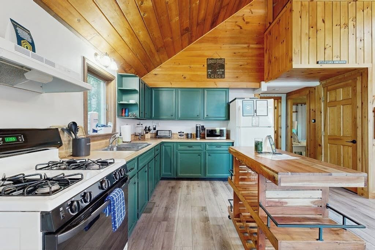 Private kitchen 5, Scenic Retreat With a Spacious Deck, gas Fireplace, and Moosehead Lake Views, Piscataquis