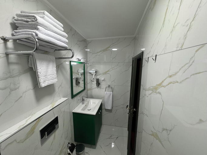 Bathroom 3, Bem Lion Inn, Merkez