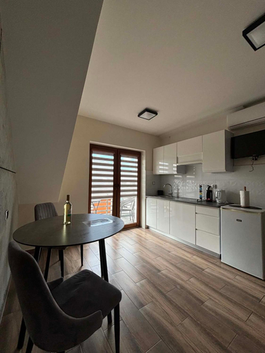 Others 2, Apartament Megalo, Puck