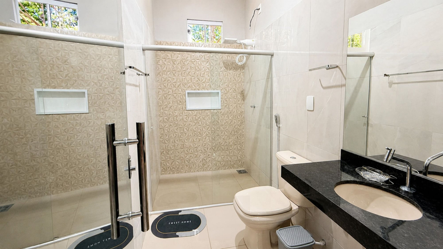 Bathroom 4, Rec Santa Bárbara - Pisc Aquecida, Pirenópolis