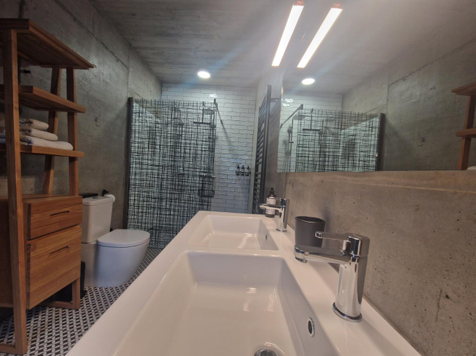 Bathroom 3, Solar dos limas, Madalena