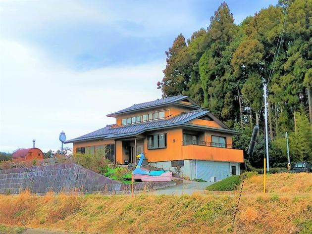 Exterior & Views