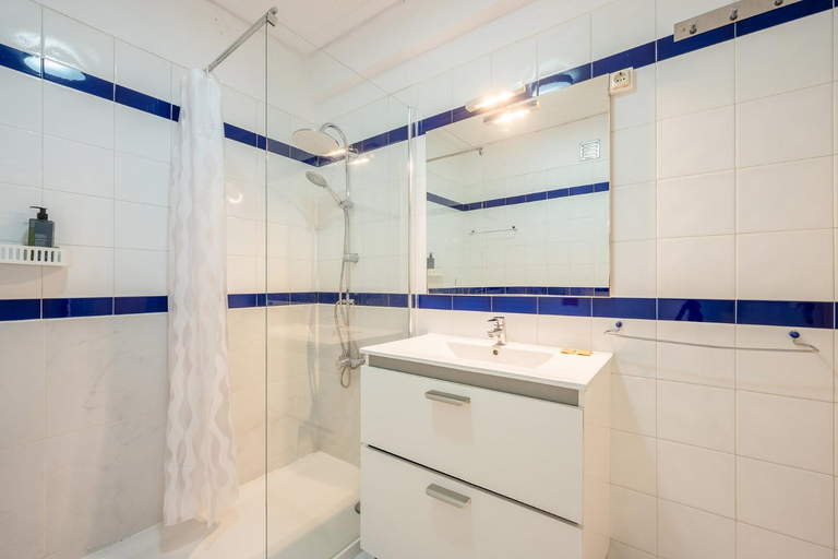 Bathroom 3, ALTIDO Superb 1-bed Apt with Workspace and Terrace, Close to Avenida da Liberdade, Lisbon
