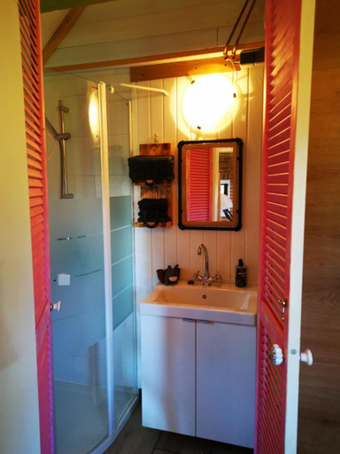Bathroom 2, Trekkershut - Tiny House - Hikers cottage, Midden-Drenthe