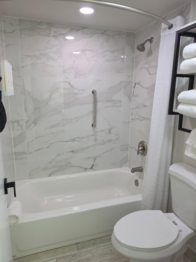 Bathroom 5, Clarion Pointe Alachua - Gainesville Area, Alachua