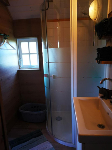 Bathroom 5, Trekkershut - Tiny House - Hikers cottage, Midden-Drenthe