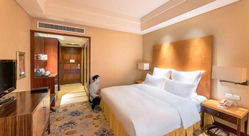 Bedroom 3, Kunshan Newport Hotel, Suzhou