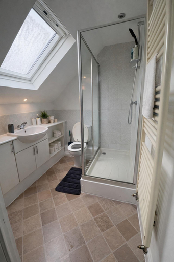 Bathroom 3, Sleeps8-familyfriendly-freeparking-30mintoheathrow, Wokingham