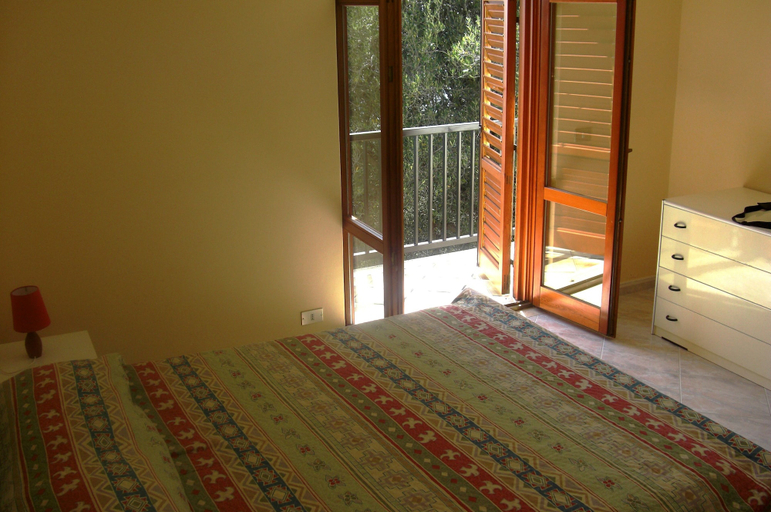 Room 3, Cozy Attic Overlooking the Sea, Villa Cecilia ap 3- two Hours Drive From Naples, Salerno