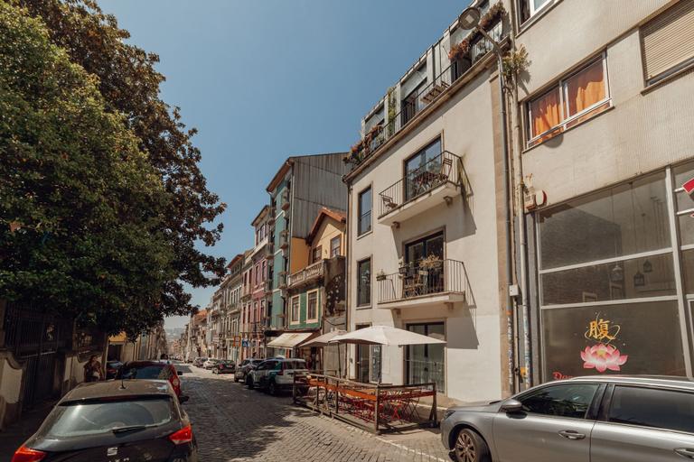 Room 2, Downtown Bright Balcony Apartment by Vacationy, Porto