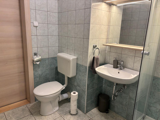 Bathroom 3, Grantek Udulohaz, Fonyód