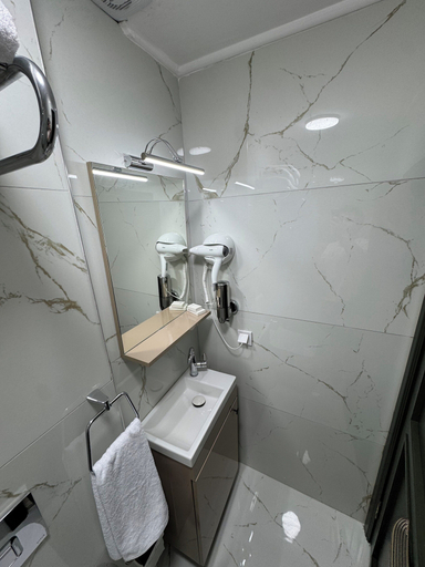Bathroom 5, Bem Lion Inn, Merkez