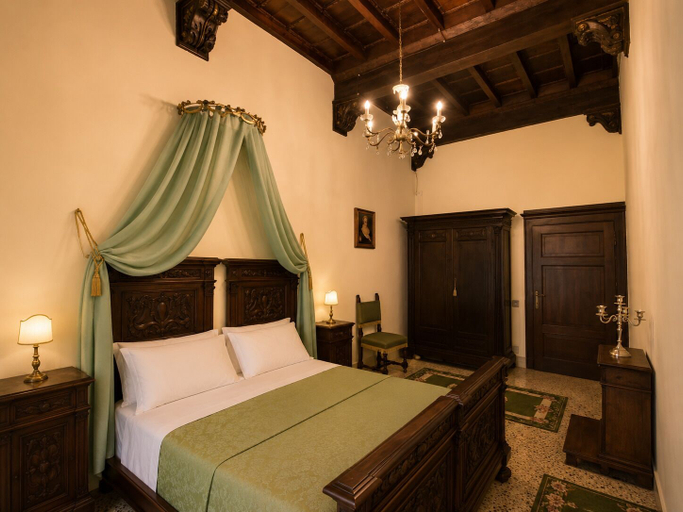 Room 4, All'Ombra della Torre, Siena