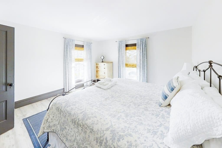Room 5, Newly Renovated Haven w/ Deck, Walk to Shops, Dining & Marina, Pet Friendly, Lincoln