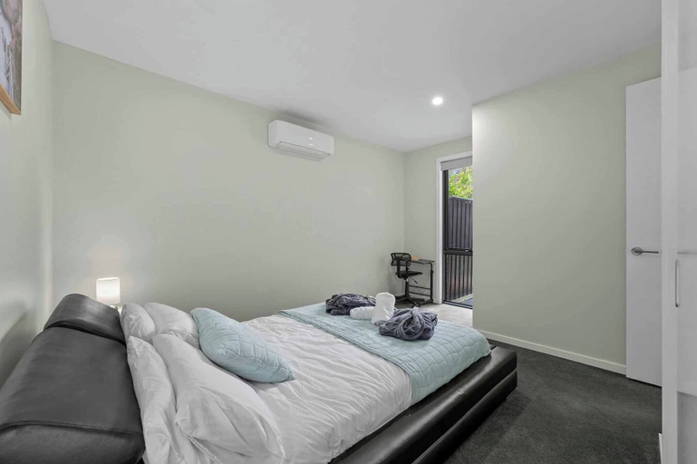 Room 5, Luxurious 3-bedroom Townhouse in Charming Maidstone 7 KM TO CBD, Melbourne