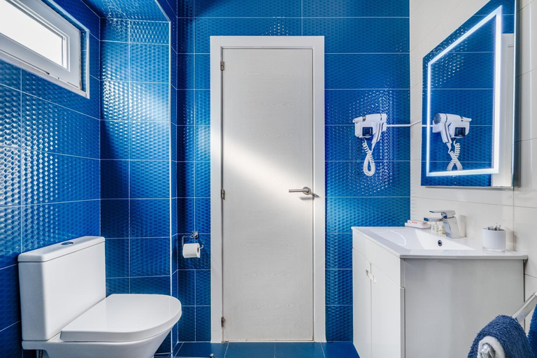 Bathroom 3, Suites By The River, Lagoa