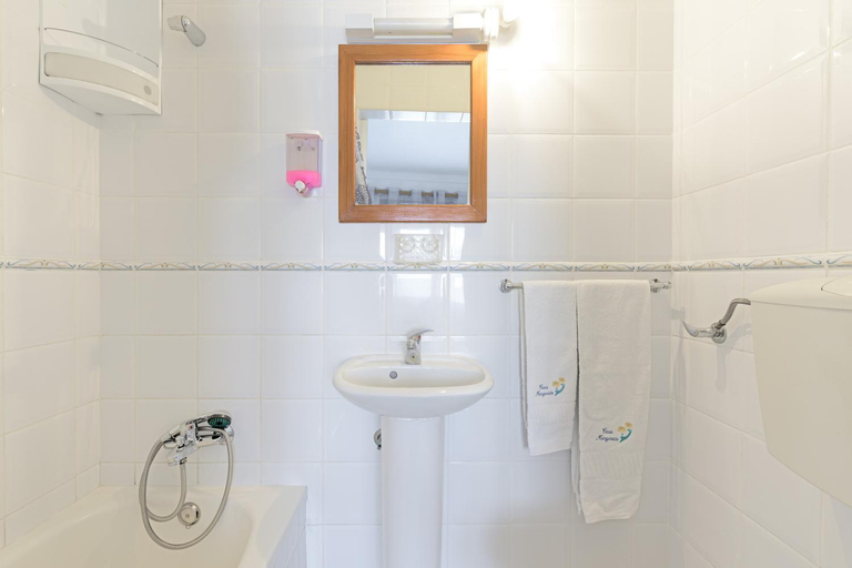 Bathroom 3, Quartos Malveiro, Aljezur