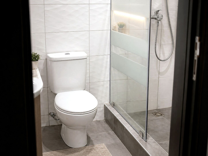 Bathroom, Jeffston Court Apartments, Accra