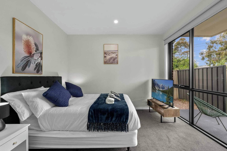 Balcony, Luxurious 3-bedroom Townhouse in Charming Maidstone 7 KM TO CBD, Melbourne