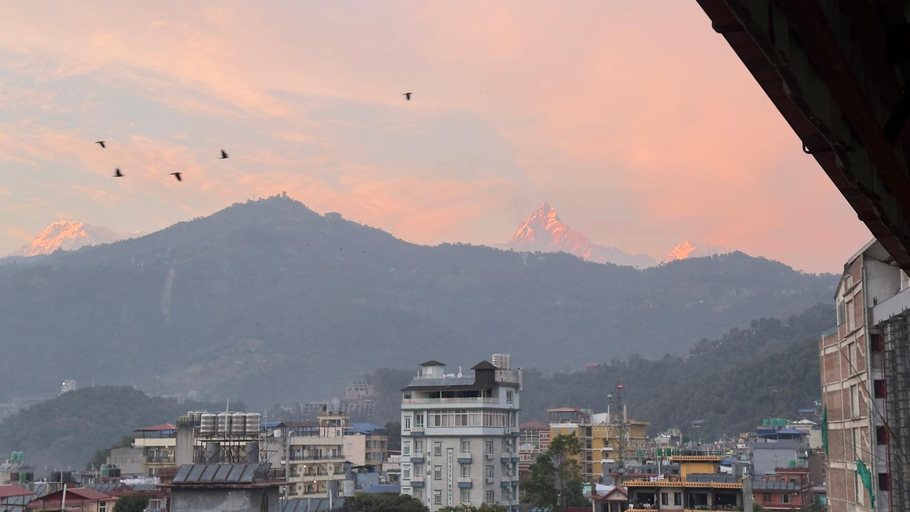 Others 3, Hotel Ezen, Gandaki