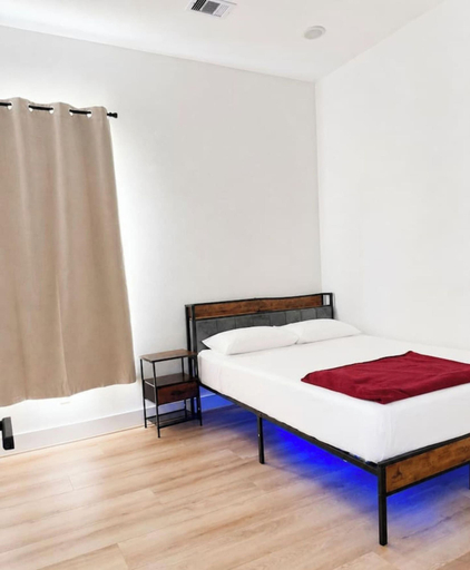 Room 5, Modern 3BR Near UH Downtown Stadiums, Houston