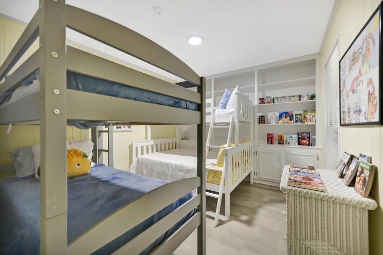 Room 4, Seminole Estate, Pinellas