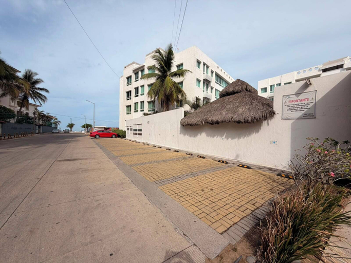 Exterior 2, Beautiful Apartment With Pool, gym and Beach Just 80 Meters Walk, Fully Equipped, Manzanillo