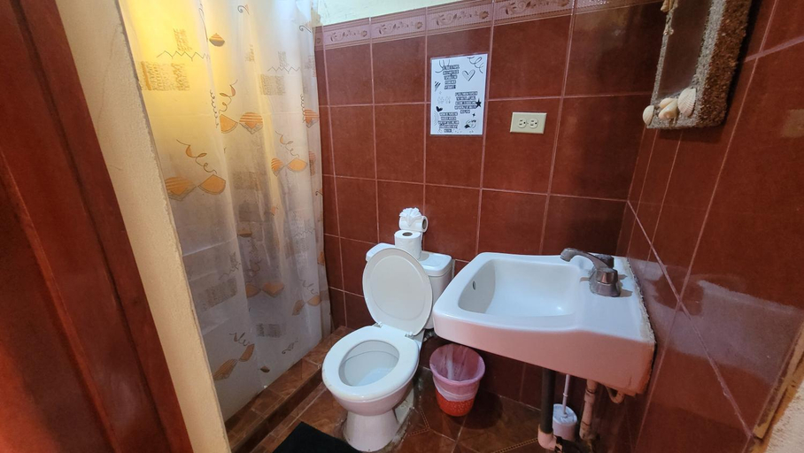 Bathroom 2, Chill Garrobo, Tola