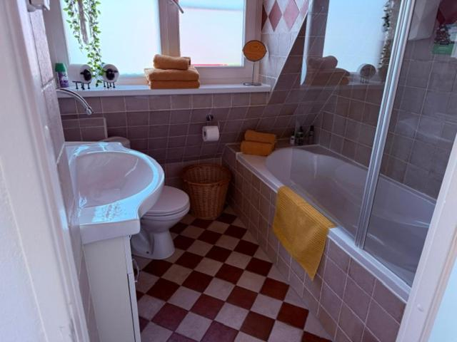 Bathroom 2, B&B Zonnedael, Texel