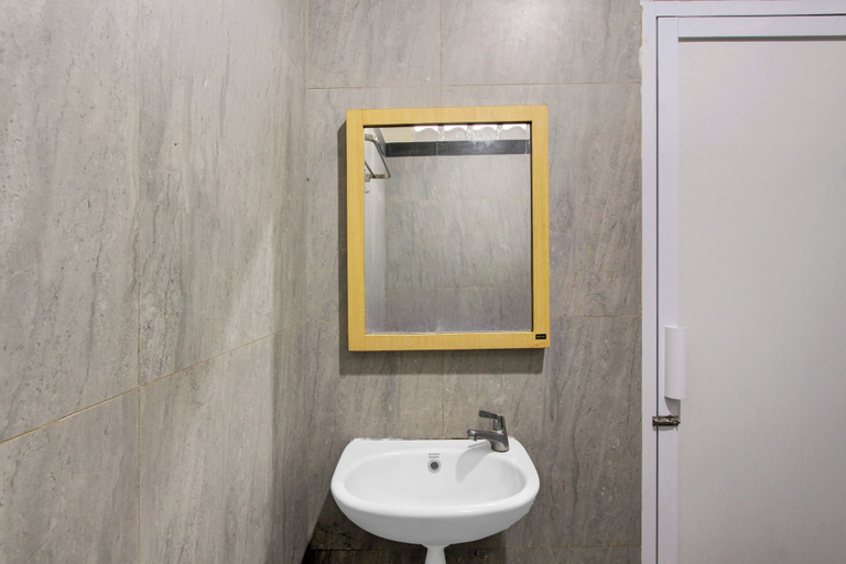 Bathroom 3, Hotel O near Taman Sriwedari formerly In, Solo