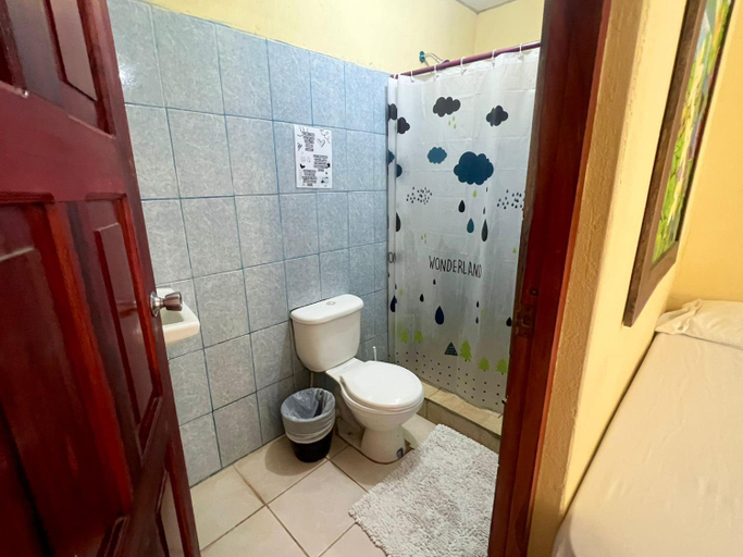 Bathroom 3, Chill Garrobo, Tola
