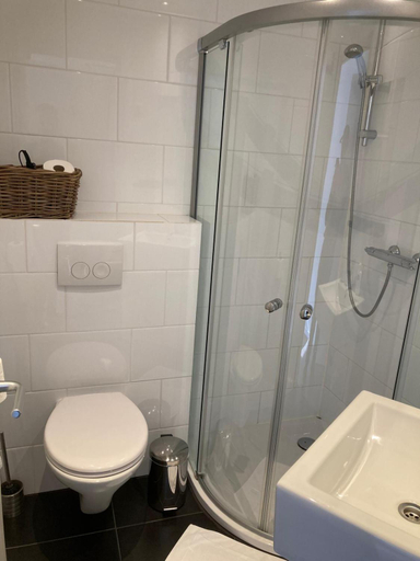 Bathroom 2, B&B De Hofnar Roermond, Roermond