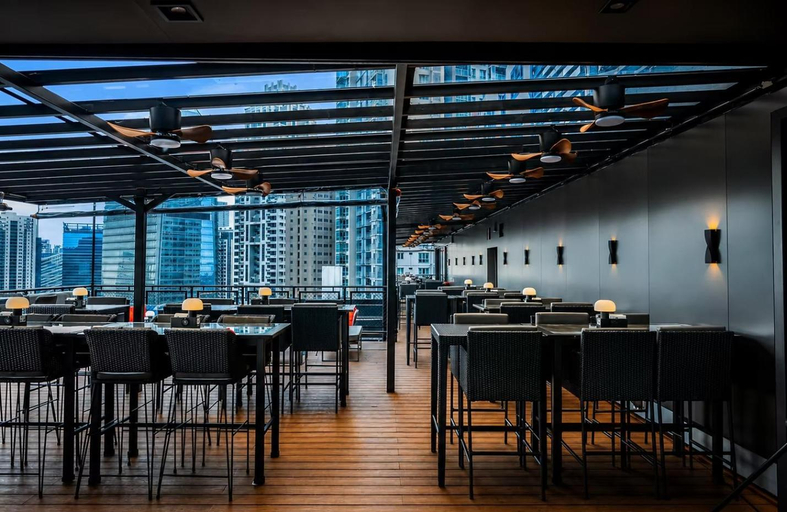 Food & Drinks, Modern 1BR Executive Suite l Best City View of BGC l The Residences BCCT, Taguig