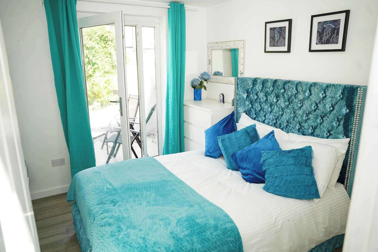 Room 4, Ground Floor Apartment Sleeps 4 Parking, Cardiff