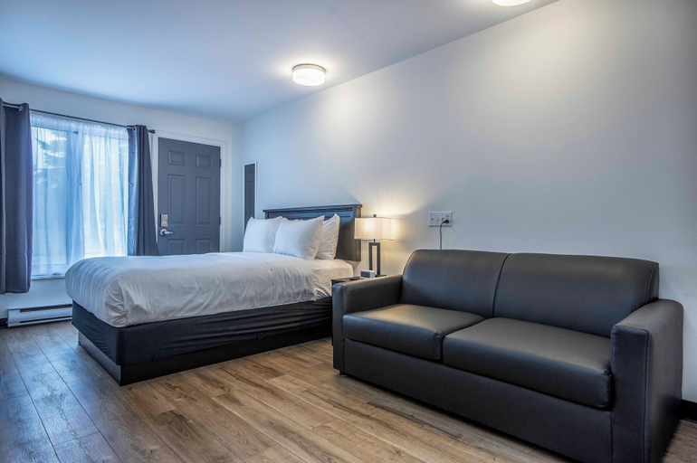 Room 4, Gateway Hotel and Suites, Division No. 7