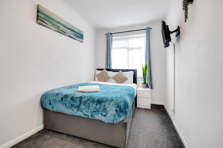 Room 4, 4 Bedrooms - Up To 11 Guests - Free Parking, London