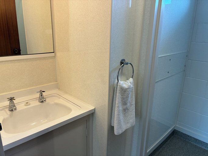 Bathroom 5, Charlies Motor Lodge, Clutha