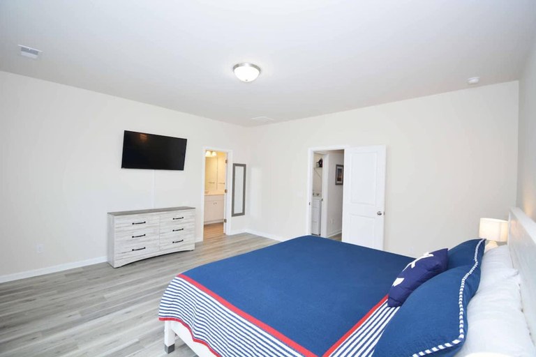 Room 5, Getaway on Mclernon - Top Notch Mid Term Stay, Charleston