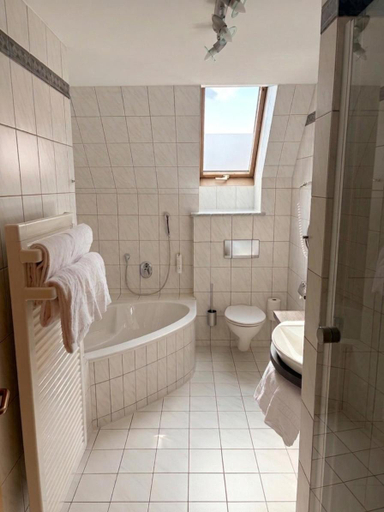 Bathroom 4, Zum Dallmayr Hotel Garni, Neumarkt in der Oberpfalz